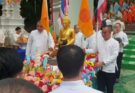 ตักบาตรเทโวโรหะนะวันออกพรรษา